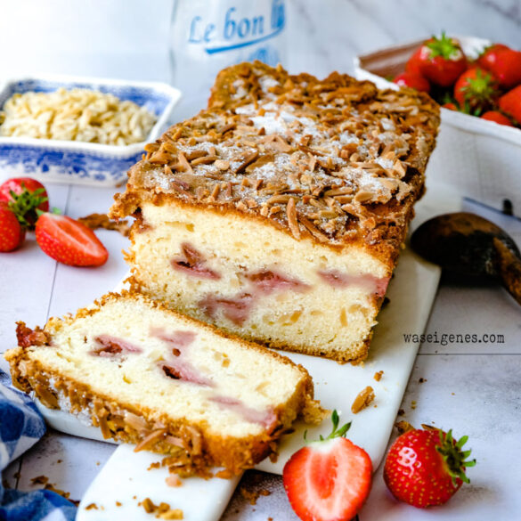 Rezept: Erdbeerkastenkuchen mit Buttermilch und Mandeln | schnell, einfach und lecker: Kastenkuchenrezept mit Sommerfrüchten | waseigenes.com