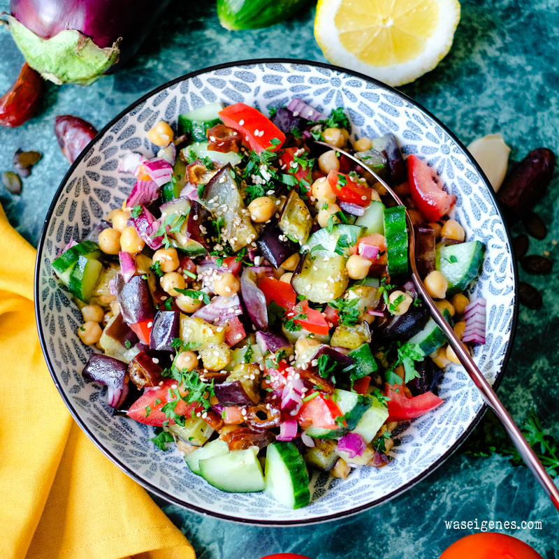 Rezept: Auberginensalat mit Kichererbsen, Datteln, Tomaten, Sesam, Gurke & frischer Petersilie | ein köstlicher Salat für warme Sommertage | waseigenes.com | Was koche ich heute?