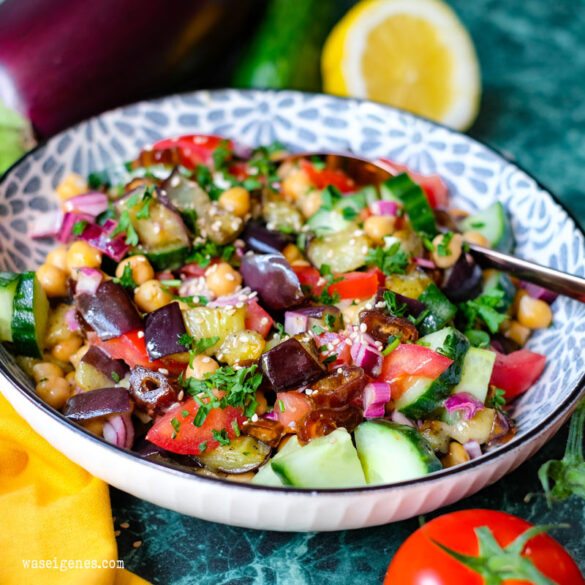 Rezept: Auberginensalat mit Kichererbsen, Datteln, Tomaten, Sesam, Gurke & frischer Petersilie | ein köstlicher Salat für warme Sommertage | waseigenes.com | Was koche ich heute?
