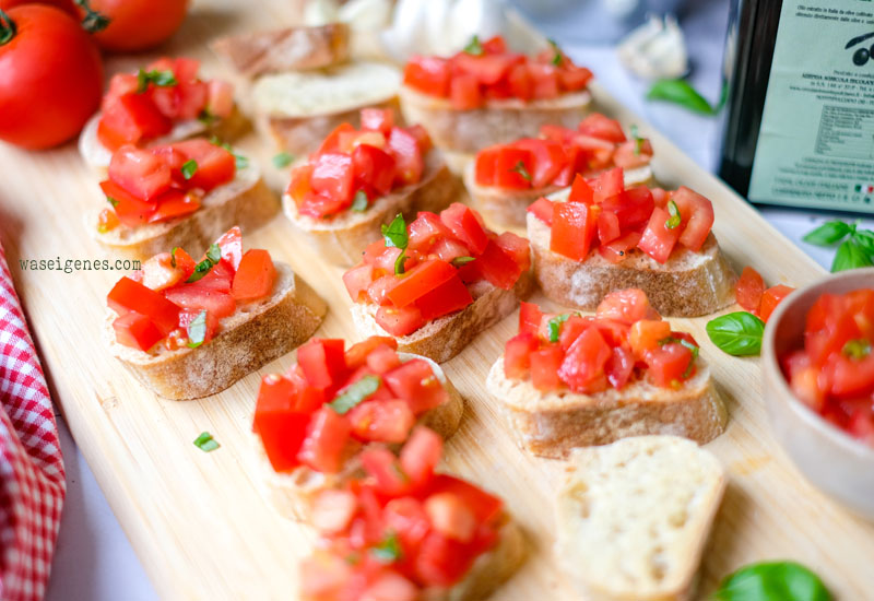 Rezept: Original Bruschetta - der Antipasti Klassiker: geröstetes Brot, Knoblauch, gehackte Tomaten und Basilikum. Ganz einfach selber machen | waseigenes.com