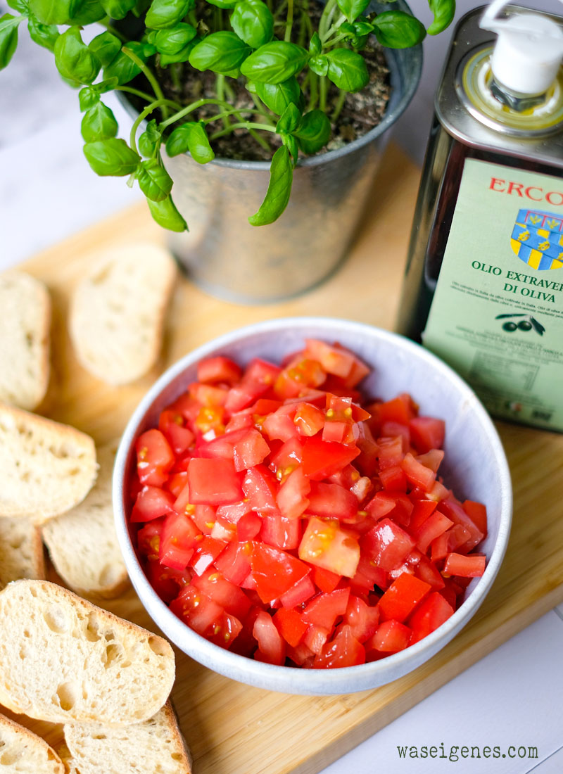 Rezept: Original Bruschetta - der Antipasti Klassiker: geröstetes Brot, Knoblauch, gehackte Tomaten und Basilikum. Ganz einfach selber machen | waseigenes.com