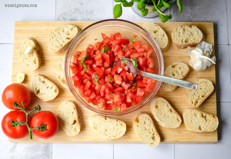 Rezept: Original Bruschetta - der Antipasti Klassiker: geröstetes Brot, Knoblauch, gehackte Tomaten und Basilikum. Ganz einfach selber machen | waseigenes.com