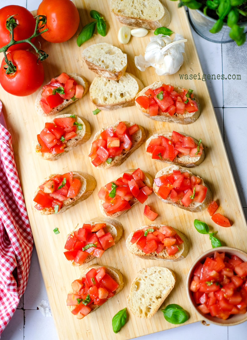 Rezept: Original Bruschetta - der Antipasti Klassiker: geröstetes Brot, Knoblauch, gehackte Tomaten und Basilikum. Ganz einfach selber machen | waseigenes.com