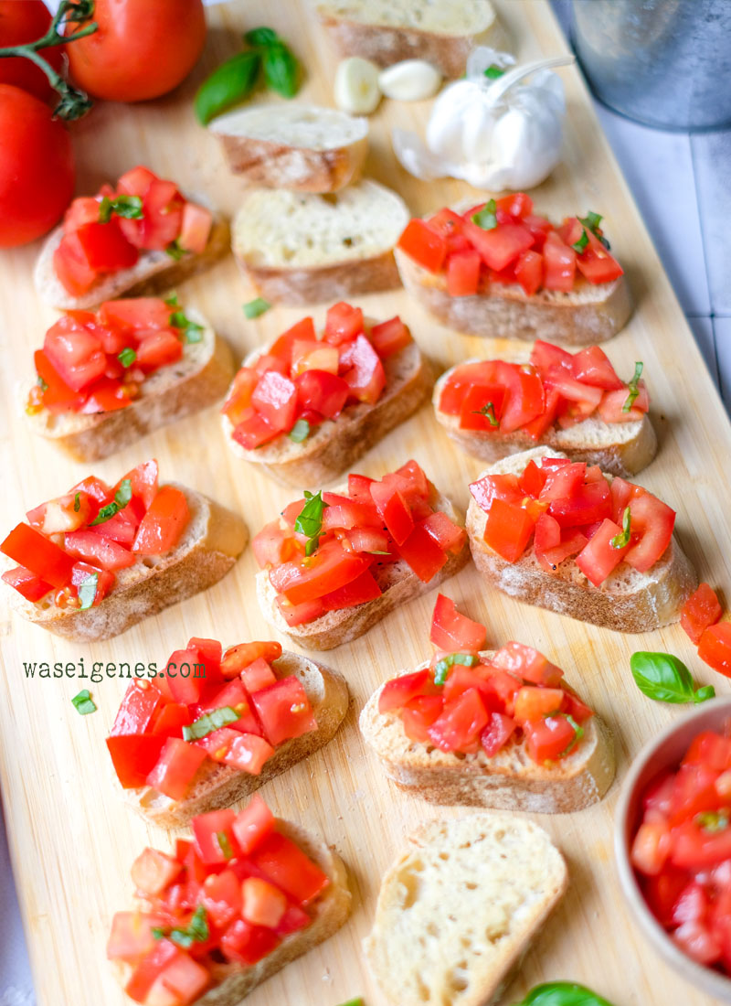 Rezept: Original Bruschetta - der Antipasti Klassiker: geröstetes Brot, Knoblauch, gehackte Tomaten und Basilikum. Ganz einfach selber machen | waseigenes.com