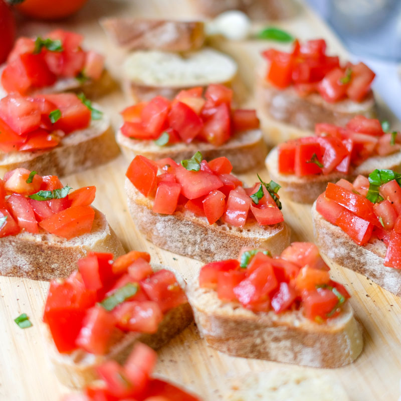 Rezept: Original Bruschetta - der Antipasti Klassiker: geröstetes Brot, Knoblauch, gehackte Tomaten und Basilikum. Ganz einfach selber machen | waseigenes.com