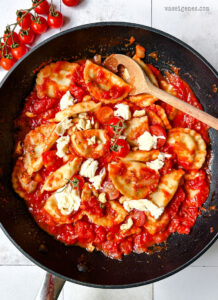 Rezept: Cappelletti mit Tomatensoße und Mozzarella - schnell und einfach, Teigtaschen mit Tomaten | waseigenes.com | Was koche ich heute?