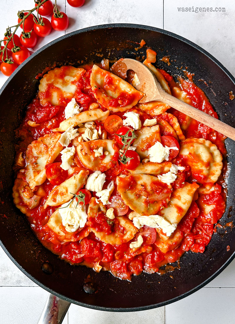 Rezept: Cappelletti mit Tomatensoße und Mozzarella - schnell und einfach, Teigtaschen mit Tomaten | waseigenes.com | Rezepte für jeden Tag
