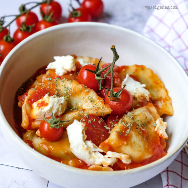 Cappelletti mit Tomatensoße und Mozzarella