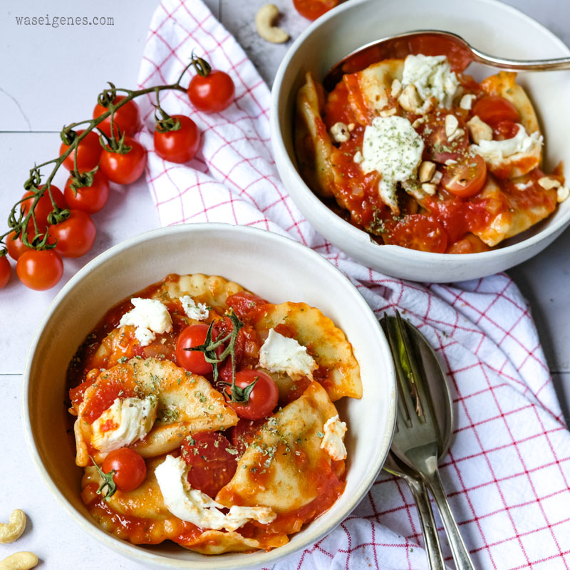 Rezept: Cappelletti mit Tomatensoße und Mozzarella - schnell und einfach, Teigtaschen mit Tomaten | waseigenes.com | Was koche ich heute?