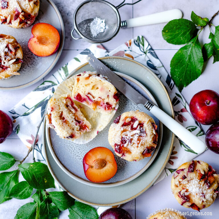 Pflaumenmuffins mit Quark-Öl-Teig und Mandelstiften