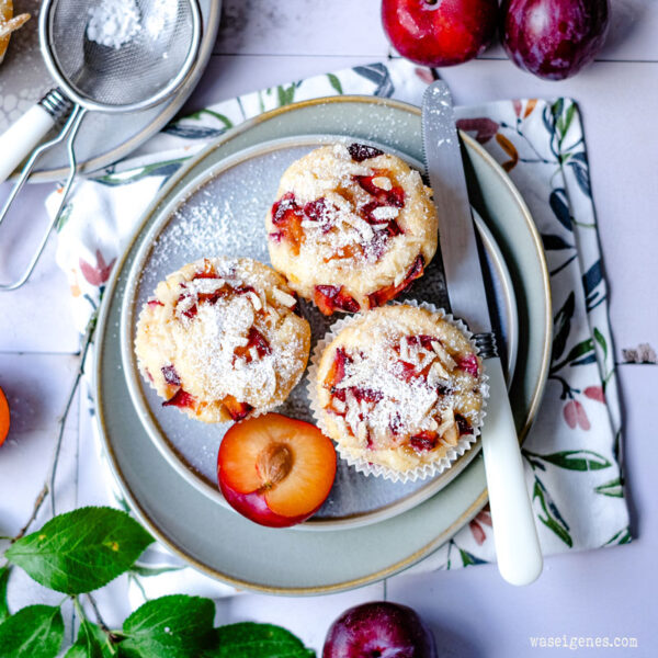 Pflaumenmuffins mit Quark-Öl-Teig und Mandelstiften