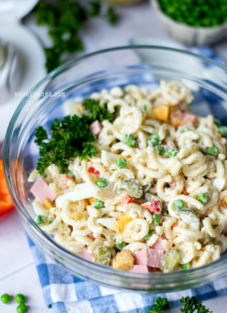 Rezept: Klassischer Nudelsalat mit Erbsen, Fleischwurst, Paprika, Ei und einer leichten Mayo | Partysalat | waseigenes.com