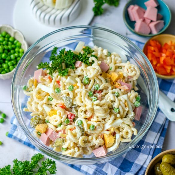 Rezept: Klassischer Nudelsalat mit Erbsen, Fleischwurst, Paprika, Ei und einer leichten Mayo | Partysalat | waseigenes.com