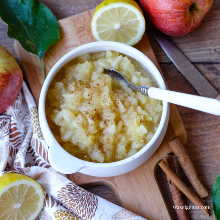 Apfelkompott (Apfelmus) mit wenig Zucker und einer Prise Zimt Apfelkompott (Apfelmus) mit wenig Zucker und einer Prise Zimt