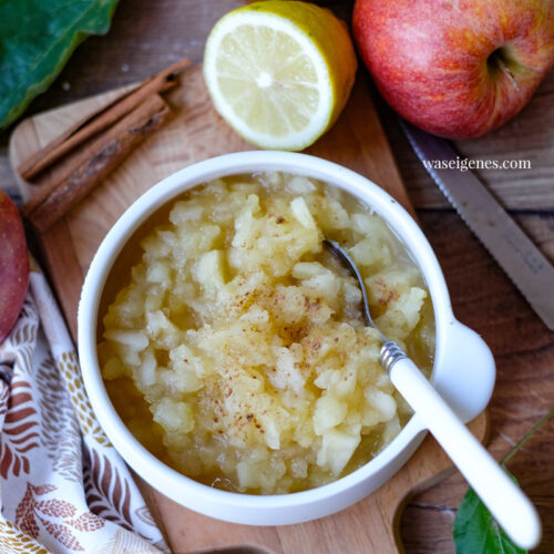 Apfelkompott (Apfelmus) mit wenig Zucker und einer Prise Zimt Apfelkompott (Apfelmus) mit wenig Zucker und einer Prise Zimt