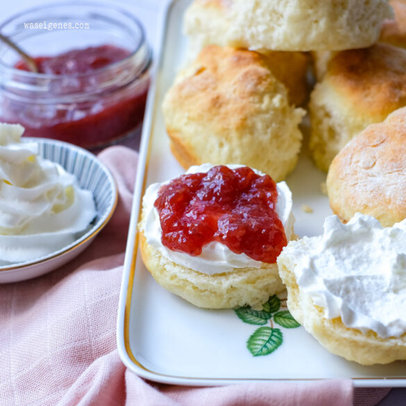 Scones - ganz einfaches Rezept - mit Sahne & Marmelade Scones - ganz einfaches Rezept - mit Sahne & Marmelade