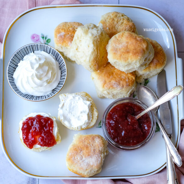 Rezept für Scones - feine Teiglinge aus Mehl, Butter und Buttermilch. Dazu schmecken Schlagsahne & Marmelade | Was backe ich heute? waseigenes.com