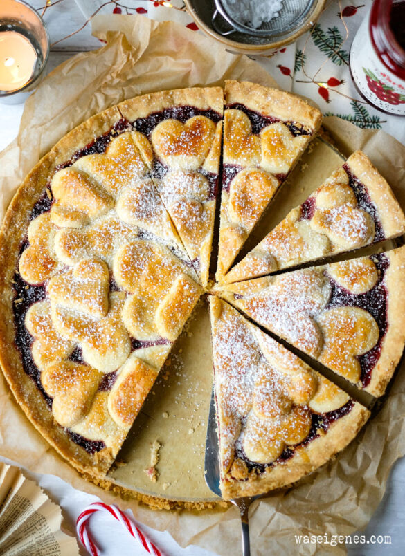 Rezept: Linzer Torte im Herzchen-Style mit Preiselbeermarmelade. Ganz einfacher Kuchen aus Mürbeteig und Marmelade, Rezept und Anleitung von waseigenes.com