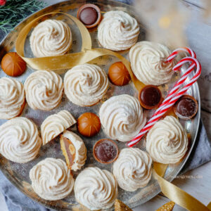 Rezept: Feenküsse - Mürbeteigplätzchen mit Schoko-Karamell-Kern und Baiserhaube, Weihnachtsplätzchen, waseigenes.com