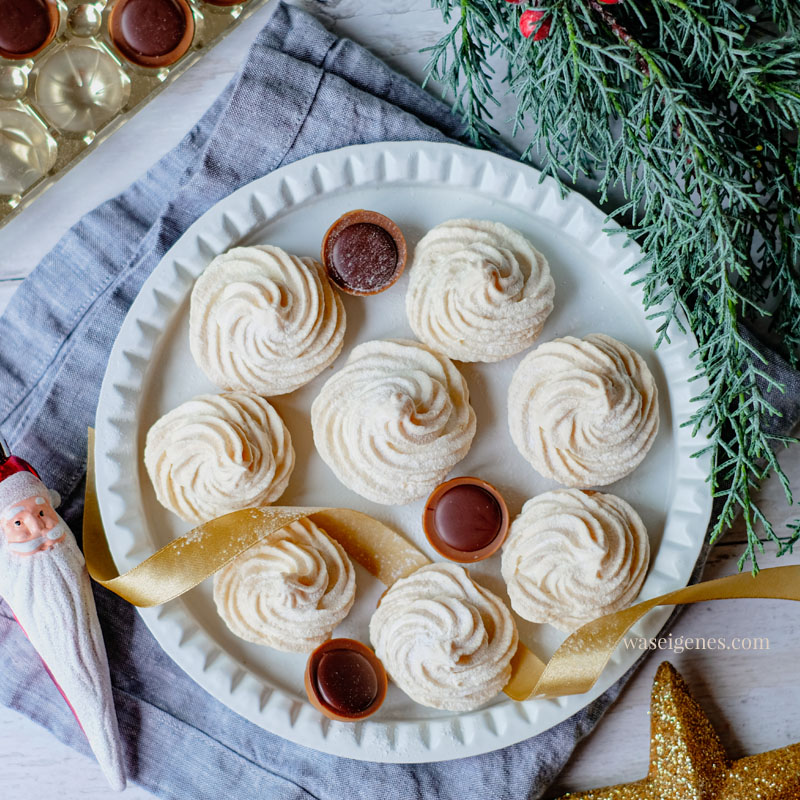 Rezept: Feenküsse - Mürbeteigplätzchen mit Schoko-Karamell-Kern und Baiserhaube, Weihnachtsplätzchen, waseigenes.com 