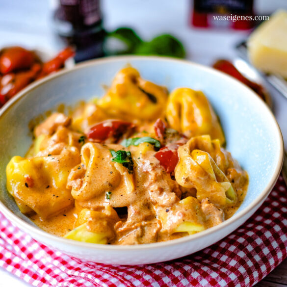 Rezept für eine super cremige Tomatensoße mit getrockneten Tomaten und Tortellini | waseigenes.com | Rezepte für jeden Tag | Was koche ich heute?