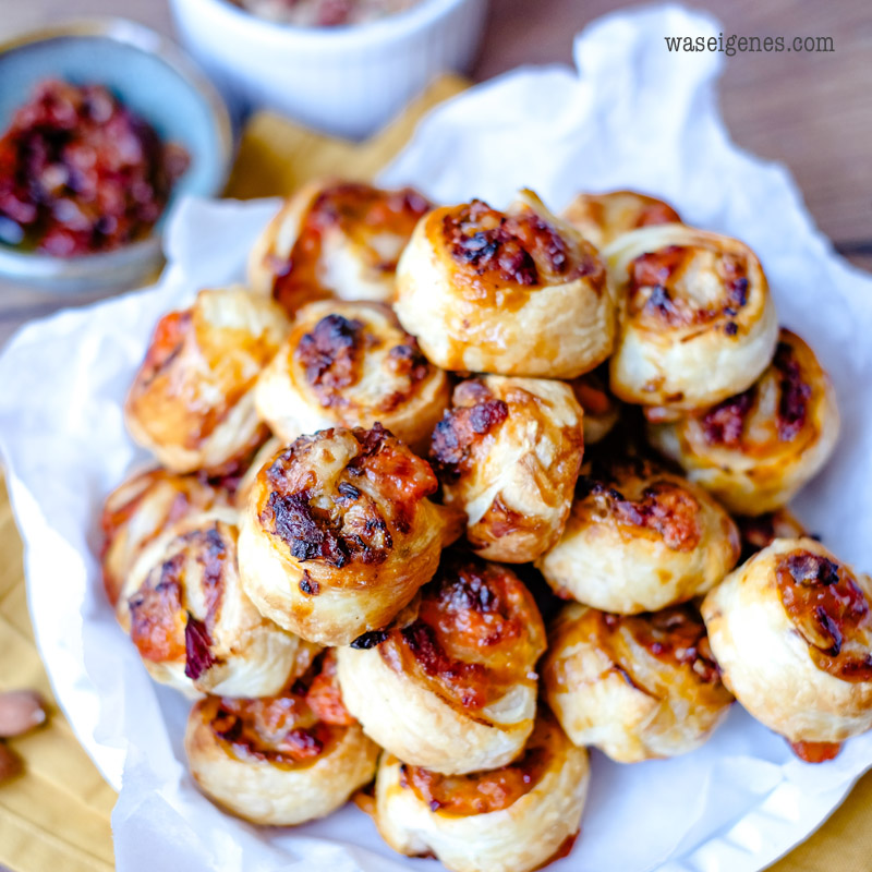 Blätterteigschnecken mit getrockneten Tomaten & gerösteten Mandeln | Kleine Leckerbissen, schnell zubereitet, ein Hit auf jedem Partybuffet | waseigenes.com