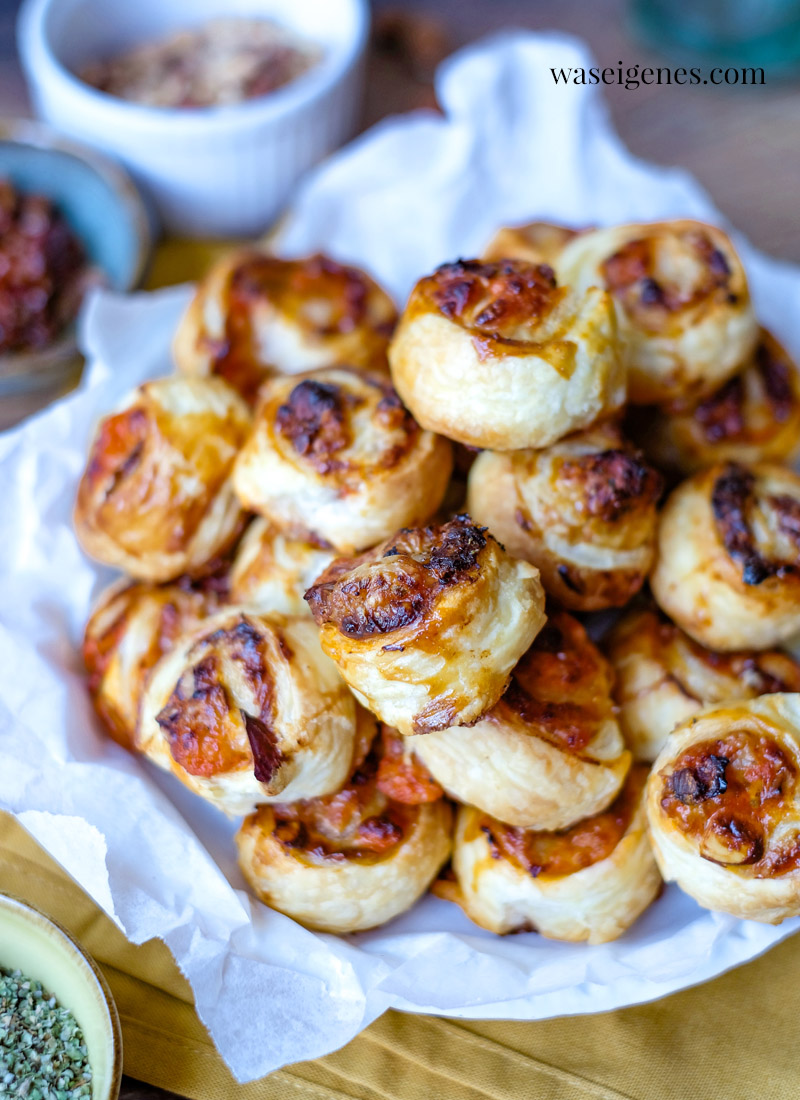 Blätterteigschnecken mit getrockneten Tomaten & gerösteten Mandeln | Kleine Leckerbissen, schnell zubereitet, ein Hit auf jedem Partybuffet | waseigenes.com