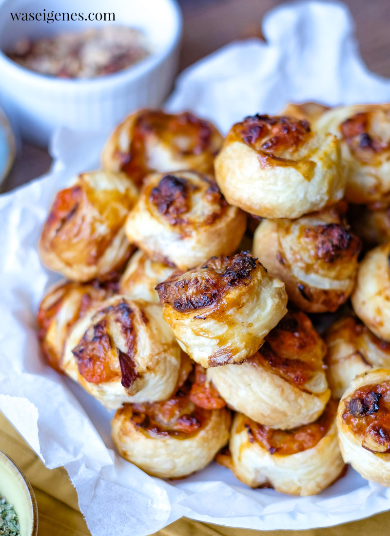 Blätterteigschnecken mit getrockneten Tomaten & gerösteten Mandeln | Kleine Leckerbissen, schnell zubereitet, ein Hit auf jedem Partybuffet | waseigenes.com