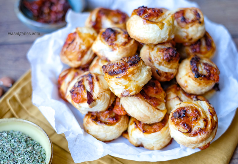 Blätterteigschnecken mit getrockneten Tomaten & gerösteten Mandeln | Kleine Leckerbissen, schnell zubereitet, ein Hit auf jedem Partybuffet | waseigenes.com