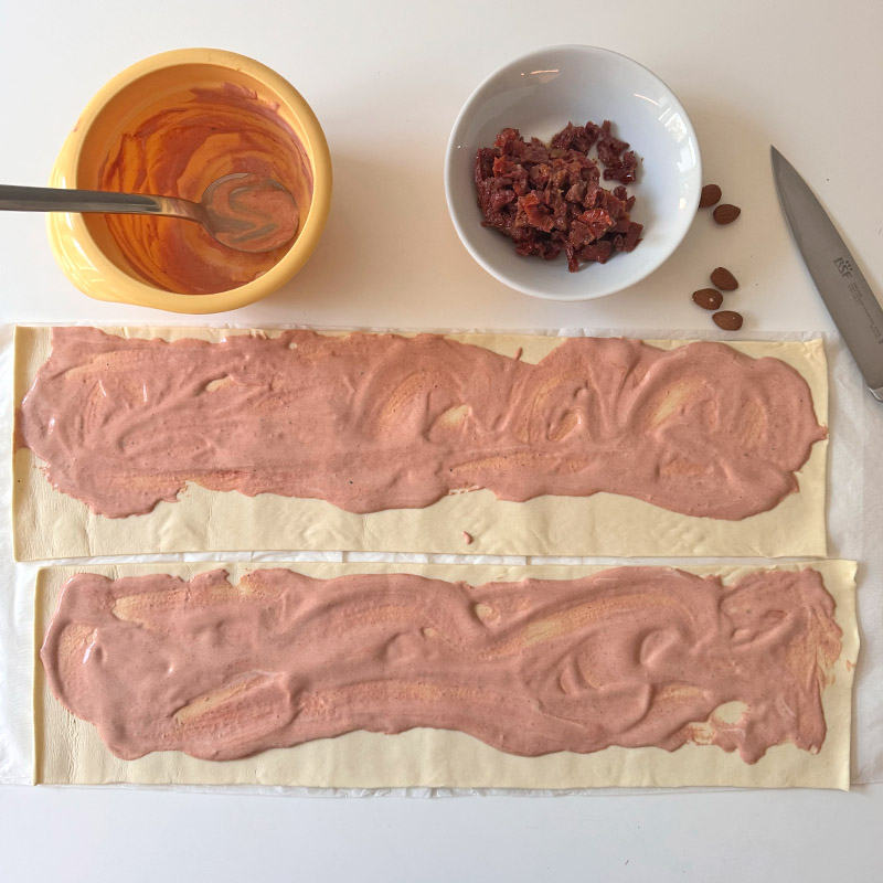 Blätterteigschnecken mit getrockneten Tomaten & gerösteten Mandeln | Kleine Leckerbissen, schnell zubereitet, ein Hit auf jedem Partybuffet | waseigenes.com