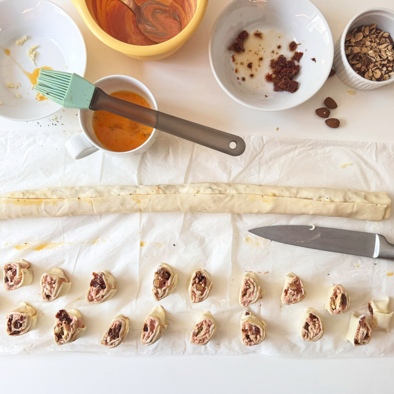 Blätterteigschnecken mit getrockneten Tomaten & gerösteten Mandeln | Kleine Leckerbissen, schnell zubereitet, ein Hit auf jedem Partybuffet | waseigenes.com