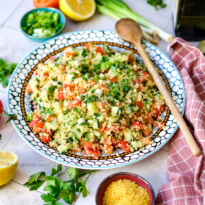 Rezept: Einfacher Bulgursalat mit Salatgurke, Tomaten, Frühlingszwiebeln und viel Petersilie | Klassisches Taboulé {Tabouleh} | Was koche ich heute? waseigenes.com