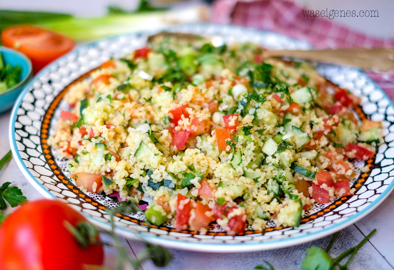 Rezept: Einfacher Bulgursalat mit Salatgurke, Tomaten, Frühlingszwiebeln und viel Petersilie | Klassisches Taboulé {Tabouleh} | Was koche ich heute? waseigenes.com