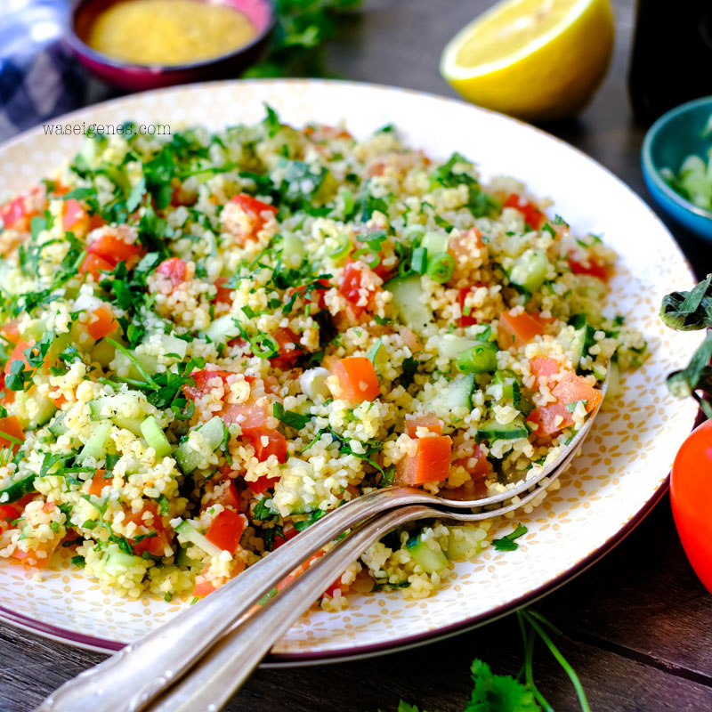 Rezept: Einfacher Bulgursalat mit Salatgurke, Tomaten, Frühlingszwiebeln und viel Petersilie | Klassisches Taboulé {Tabouleh} | Was koche ich heute? waseigenes.com