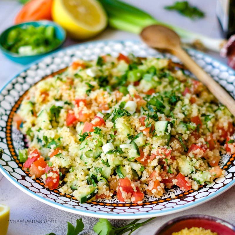 Rezept: Einfacher Bulgursalat mit Salatgurke, Tomaten, Frühlingszwiebeln und viel Petersilie | Klassisches Taboulé {Tabouleh} | Was koche ich heute? waseigenes.com