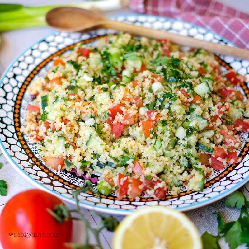 Rezept: Einfacher Bulgursalat mit Salatgurke, Tomaten, Frühlingszwiebeln und viel Petersilie | Klassisches Taboulé {Tabouleh} | Was koche ich heute? waseigenes.com