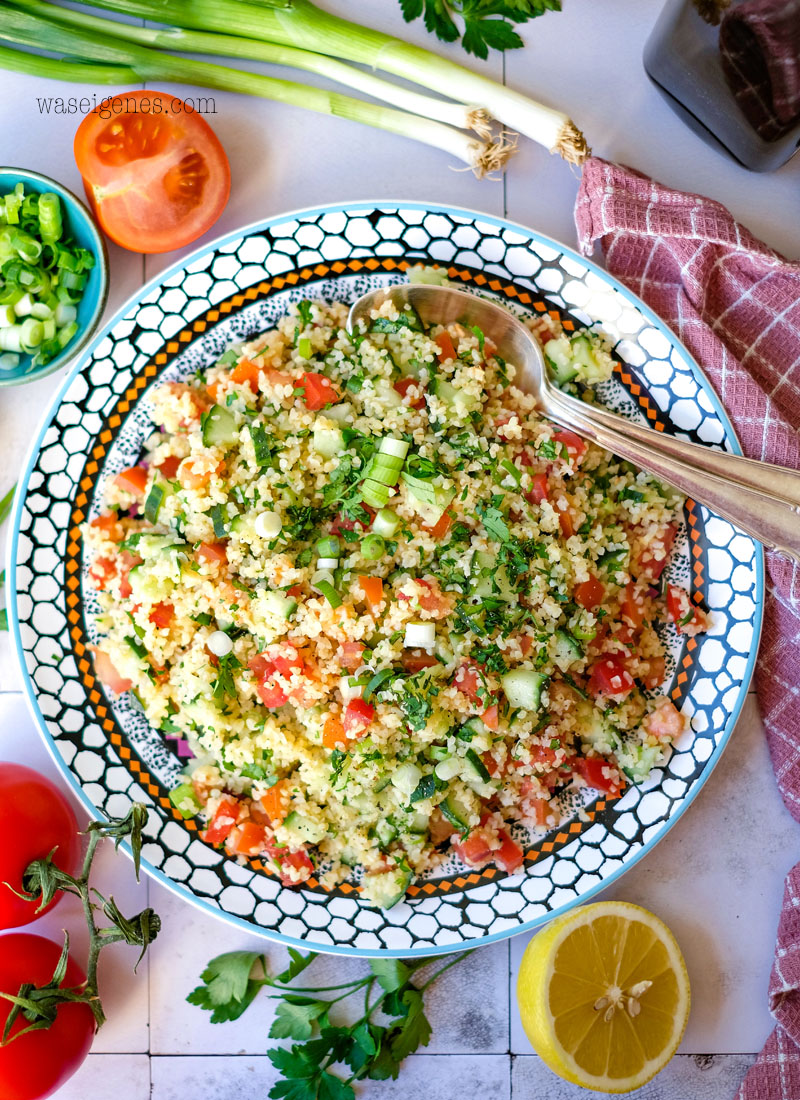 Rezept: Einfacher Bulgursalat mit Salatgurke, Tomaten, Frühlingszwiebeln und viel Petersilie | Klassisches Taboulé {Tabouleh} | Was koche ich heute? waseigenes.com