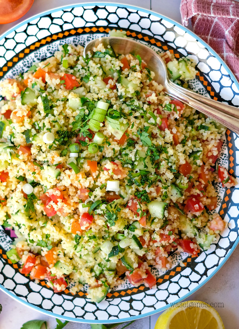 Rezept: Einfacher Bulgursalat mit Salatgurke, Tomaten, Frühlingszwiebeln und viel Petersilie | Klassisches Taboulé {Tabouleh} | Was koche ich heute? waseigenes.com