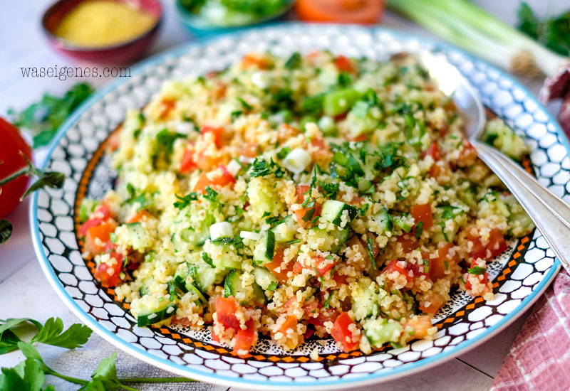 Rezept: Einfacher Bulgursalat mit Salatgurke, Tomaten, Frühlingszwiebeln und viel Petersilie | Klassisches Taboulé {Tabouleh} | Was koche ich heute? waseigenes.com