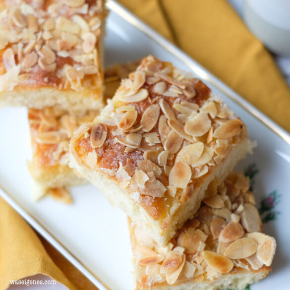 Rezept für einen klassischen Butterkuchen mit Mandel-Zucker-Schicht. Weicher Blechkuchen aus Hefeteig | Was backe ich heute? | waseigenes.com