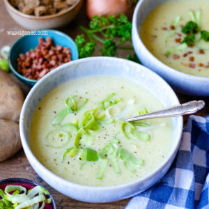 Rezept: Kartoffel-Lauch-Suppe mit Speck & Brot {Thermomix Rezept} | Was koche ich heute? | waseigenes.com
