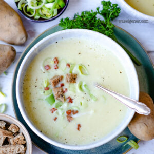 Rezept: Kartoffel-Lauch-Suppe mit Speck & Brot {Thermomix Rezept} | Was koche ich heute? | waseigenes.com
