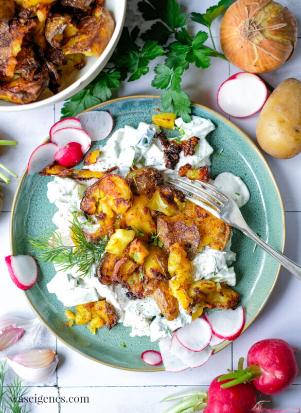 Rezept Crunchy Kartoffelsalat - Gebackene Kartoffeln {Smashed Potatoes} mit Gurken-Radieschen-Salat, Smashed Potato Salad | Crispy Potato Salad | waseigenes.com
