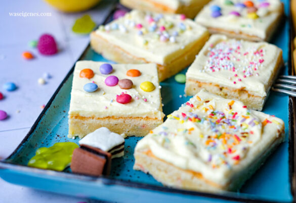 Rezept: Bunter Konfetti-Kuchen vom Blech mit Vanille-Schmand-Creme und Zuckerstreusel | ganz einfacher Blechkuchen | Was backe ich heute? | waseigenes.com