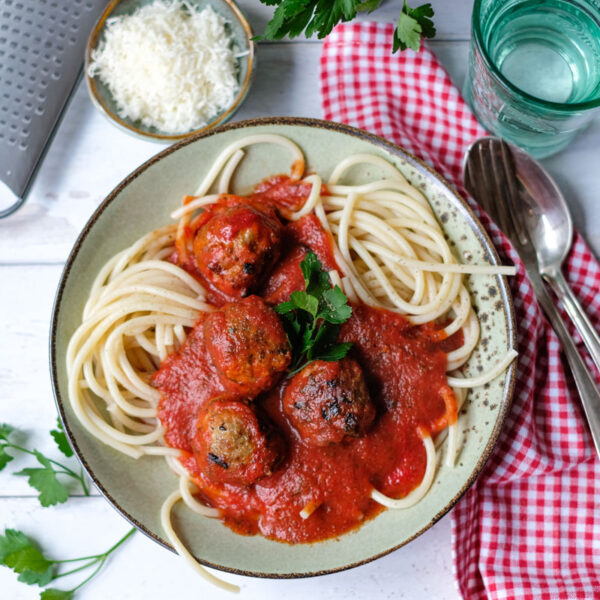 Spaghetti mit saftigen Hackbällchen in Tomatensoße Spaghetti mit saftigen Hackbällchen in Tomatensoße