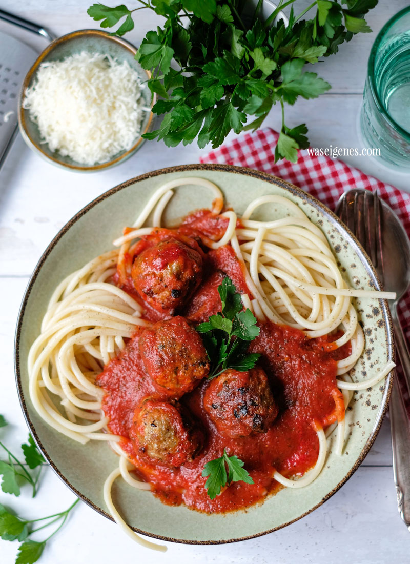 Rezept: Spaghetti mit saftigen Hackbällchen in Tomatensoße | Fix auf den Tisch | schnell und einfach | Was koche ich heute? Rezeptideen von waseigenes.com
