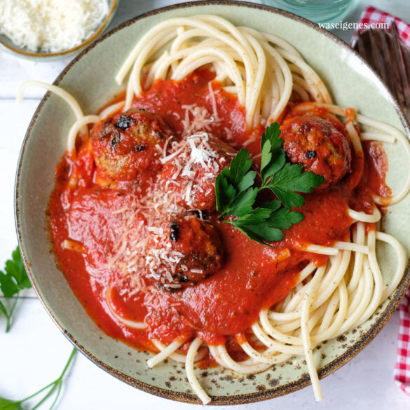 Spaghetti mit saftigen Hackbällchen in Tomatensoße Spaghetti mit saftigen Hackbällchen in Tomatensoße