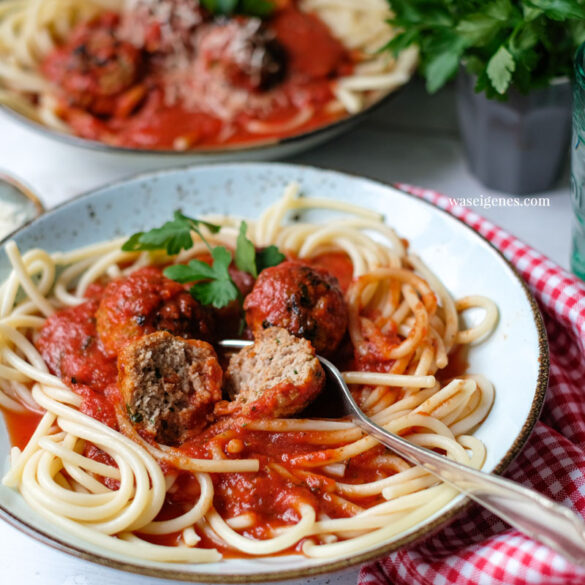 Rezept: Spaghetti mit saftigen Hackbällchen in Tomatensoße | Fix auf den Tisch | schnell und einfach | Was koche ich heute? Rezeptideen von waseigenes.com
