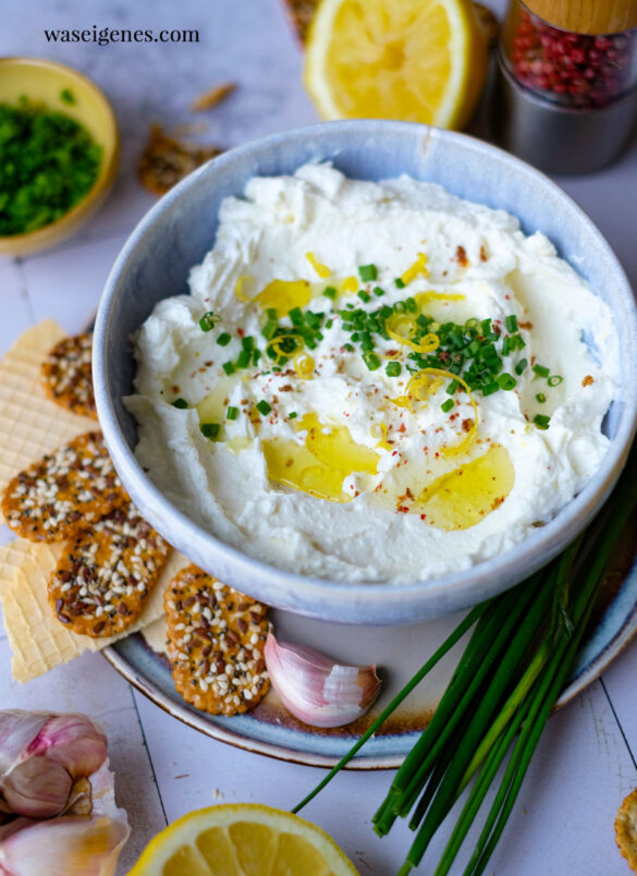 Rezept: Feta Zitronen Dip mit Frischkäse, Knoblauch, Schnittlauch & Olivenöl | Ganz einfach | waseigenes.com