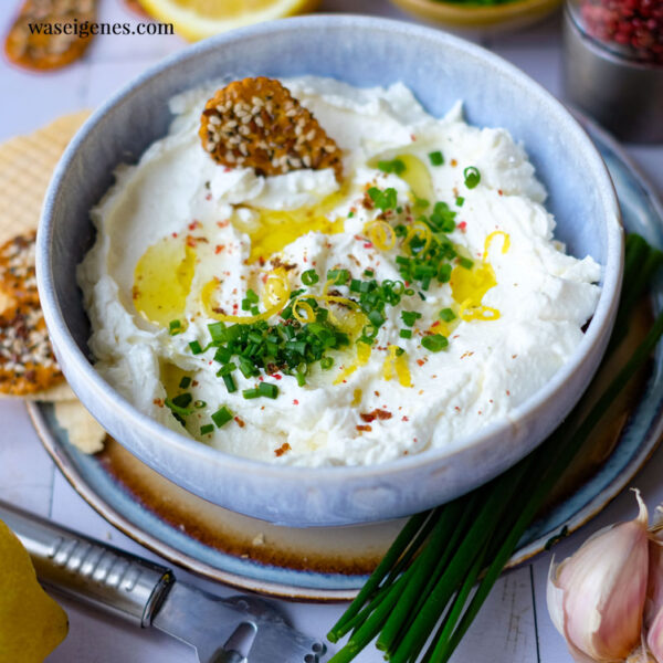 Feta-Zitronen-Dip mit Frischkäse, Knoblauch &amp; Schnittlauch